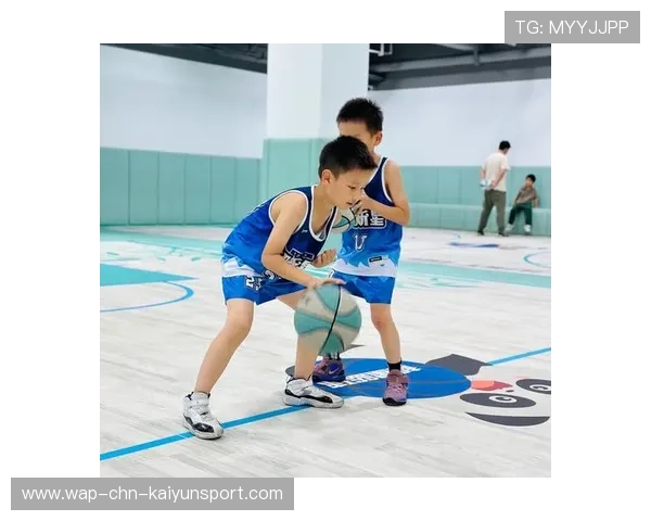 篮球运动员鞋底掉落仍坚持打